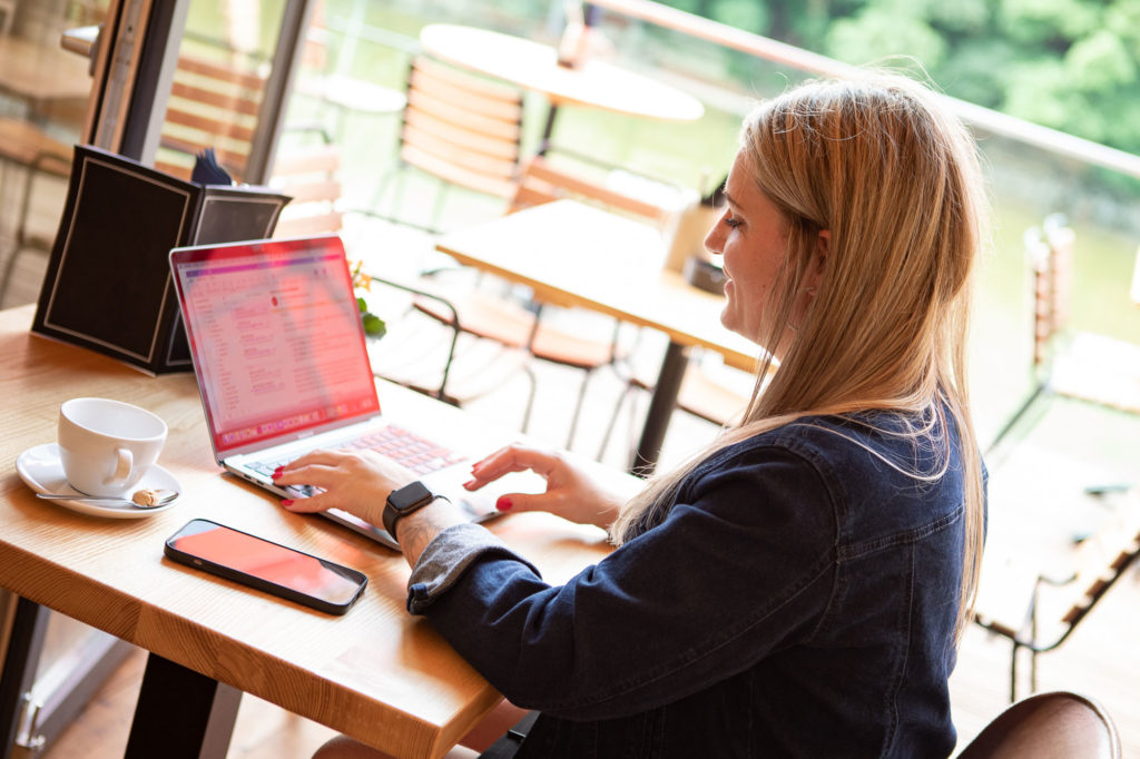 Sabine am Laptop im Café